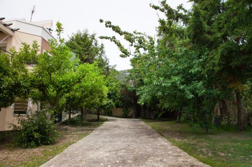 uma entrada que conduz a um pátio com árvores em Iraklitsa View em Iraklitsa