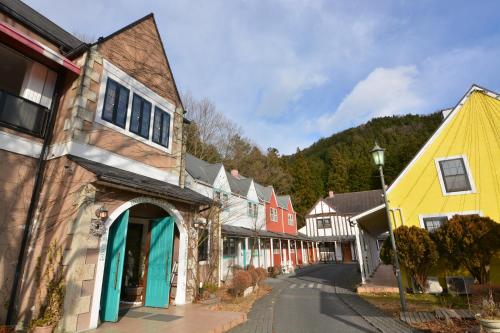 uma rua numa pequena cidade com casas coloridas em Hotel Euro City em Nikko