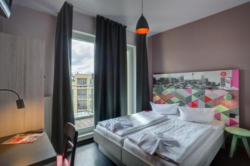 Una cama o camas en una habitación de MEININGER Hotel Berlin Alexanderplatz