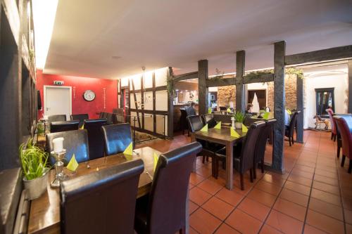 a dining room with tables and chairs in a restaurant at Leipziger Hof in Fulda