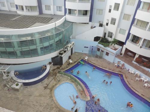 una vista aérea de una piscina en un hotel en Flat Águas da Serra - com acesso ao rio, en Rio Quente