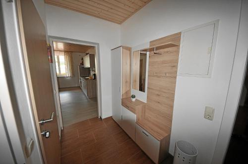 Pokój z korytarzem z drzwiami i pokojem z korytarzem w obiekcie Apartements Wallner w Hallstatt