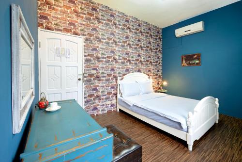 Cama ou camas em um quarto em Earth Village B&B