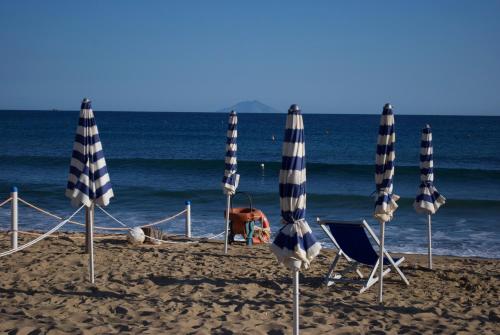 En strand vid eller i närheten av hotellet