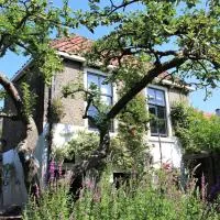 Apple Tree Cottage - charming home at beautiful canal in our idyllic garden, viešbutis mieste Gauda