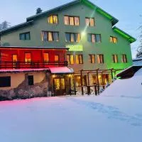 Hotel Forest Star on the Ski Slope، فندق في بوروفتس