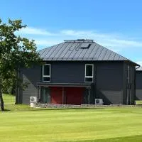 Saxnäs Ferieboende Loke, hotel in Färjestaden