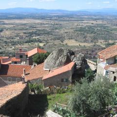 Casa da Gruta (Cave House)