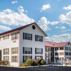 Super 8 by Wyndham Sevierville Riverside