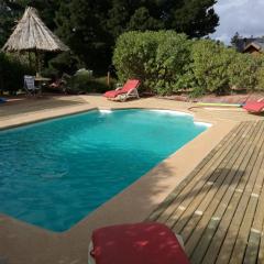 lodge con piscina privada, parcela de campo.