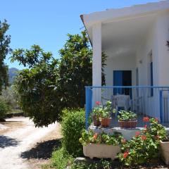 Casa indipendente immersa nel verde con vista mare