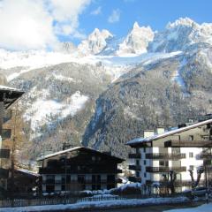 Apartment Le Pied du Brevent - Walk to Ski Lift, Chamonix Getaway