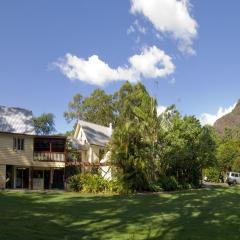 Glass House Mountains Ecolodge