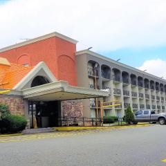 Howard Johnson by Wyndham Clifton NJ