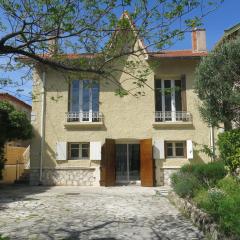 Maison avec jardin sur une colline