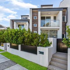 Spacious & Modern Townhouse in Asquith