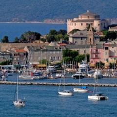 Appartement plein centre Saint Florent face au port