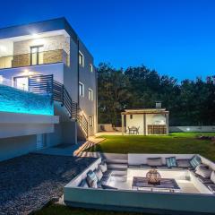 Villa Zora -luxurious villa with heated pool, sauna, 4 bedrooms, 10 persons max