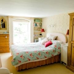 Cosy Cottage ground floor bedroom ensuite with private entrance