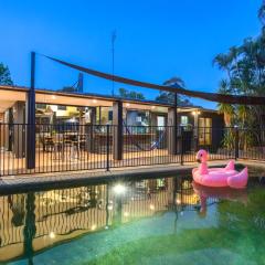 Cool Noosa Home. Central location. A/C. Gym. WIFI. Netflix