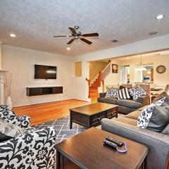 2,500 Sq Ft Townhome - Walk to Central River Oaks!