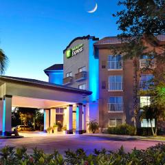 Holiday Inn Express & Suites Naples Downtown - 5th Avenue, an IHG Hotel