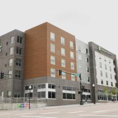 Holiday Inn Express & Suites - Omaha Downtown - Airport, an IHG Hotel