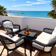 House in front of the beach with sea view