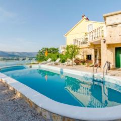 Charming apartment with private pool in Mastrinka 98 sqm