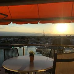 Vue Panoramique sur la Mediterrannée, appartement sur canal & proche plage