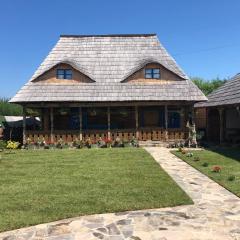 Casa Colț din Maramureș - Old Traditional House