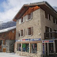 Chalet Le Loup - charming Tignes ski chalet in a superb location