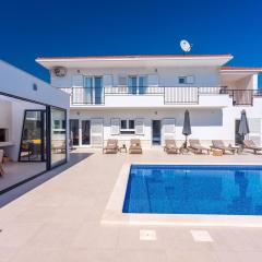 VILLA ALMIC with heated pool, 5 bedrooms, Gaming room, a multi-use playground court