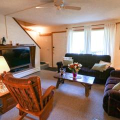 Quaint Condo 5 minutes to the ski slopes Valley Park D1