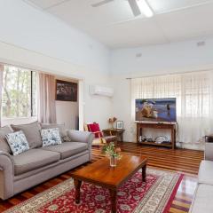 Daves Place Holiday house with WI FI Aircon and Boat Parking