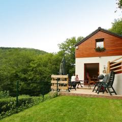 Cottage with a terrace and a view of the valley