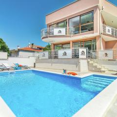 Modern villa with private pool and bubble bath