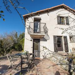 Charming Little Bucolic House 5-Min From City