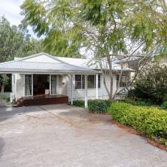 Dutchies Haven, 11 Christmas Bush Ave - Pet friendly, large enclosed yard, air con and Wi-Fi