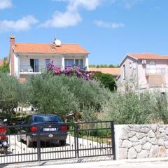 Spacious apartment in Stari Grad 80 m² serene garden