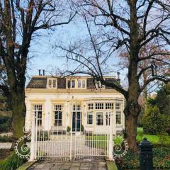 Tiny house in tuin van de statige villa Mariahof