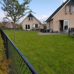 Holiday home with jacuzzi near the Wadden Sea