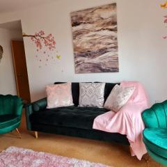 Emerald Blossom-Central Warrington, Luxurious Yet Homely, WiFi, Secure Parking