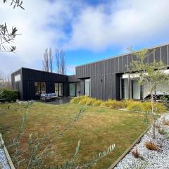 Modern Fully Fenced Stackbrae Holiday Home