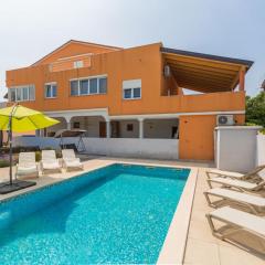 Comfort apartments with pool for adults in Medulin