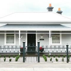 Saint Brides - Superior Boutique Accomodation - STEPS TO PAKINGTON STREET