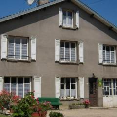 Gîte convivial avec 3 chambres, proche du patrimoine historique, cour et équipements inclus - FR-1-589-38