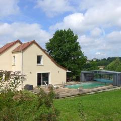 Gîte haut de gamme avec piscine privée, salle de jeux et équipements pour un séjour tout confort. - FR-1-611-48