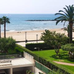 Apartamento recién reformado en primera línea con vistas a la playa de la Almadraba