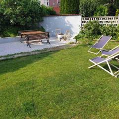 Huge BBQ Garden 2, Spacious Flat, AC, Free Parking 2